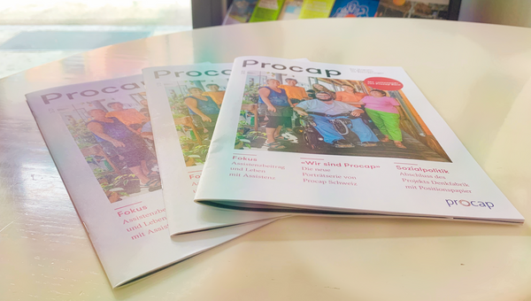 Drei Ausgaben des Procap-Magazins auf einem Tisch
