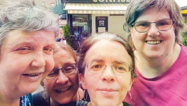 Gruppenfoto der Frauengruppe von Procap Bern vor dem Restaurant bei einem ihrer monatlichen Treffen zum Mittagessen