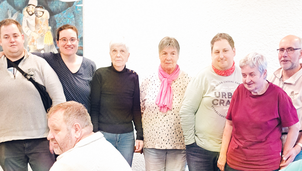 Gruppenfoto von sieben Personen an der Adventsfeier in Langethal