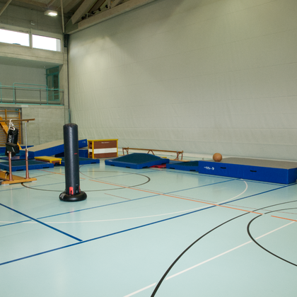 Turnhalle mit einem Parcours aus verschiedensten Geräten