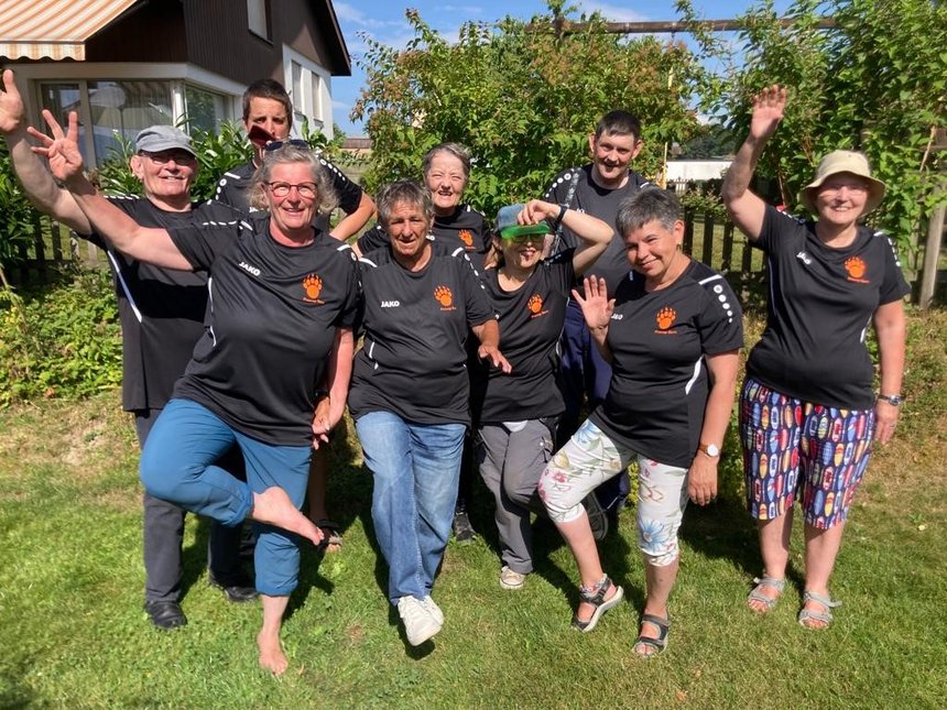 Gruppenbild des Teams "Bewegti Farbtupfer" an ihrem Sommerhöck.