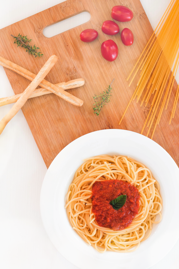 Teller mit Spaghetti und Tomatensauce