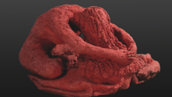 Skulptur einer sitzenden menschlichen Figur