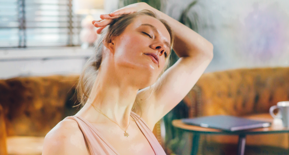 Eine Frau, die eine Dehnübung macht