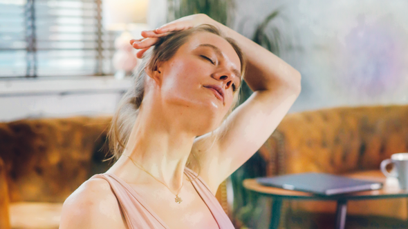 Frau, die ihren Nacken dehnt