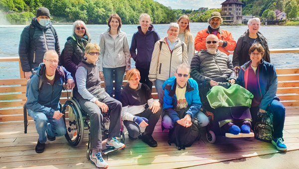 Gruppenbild der Freizeitgruppe Papillon vor dem Rheinfall