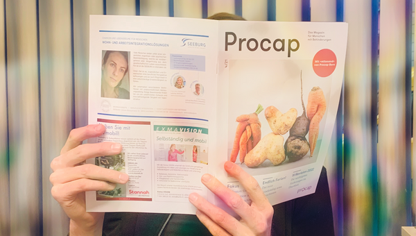 Person, die das Procap-Magazin liest