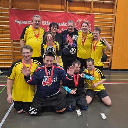 Gruppenbild des Teams nach dem gewonnenen Turnier mit den Medaillen.