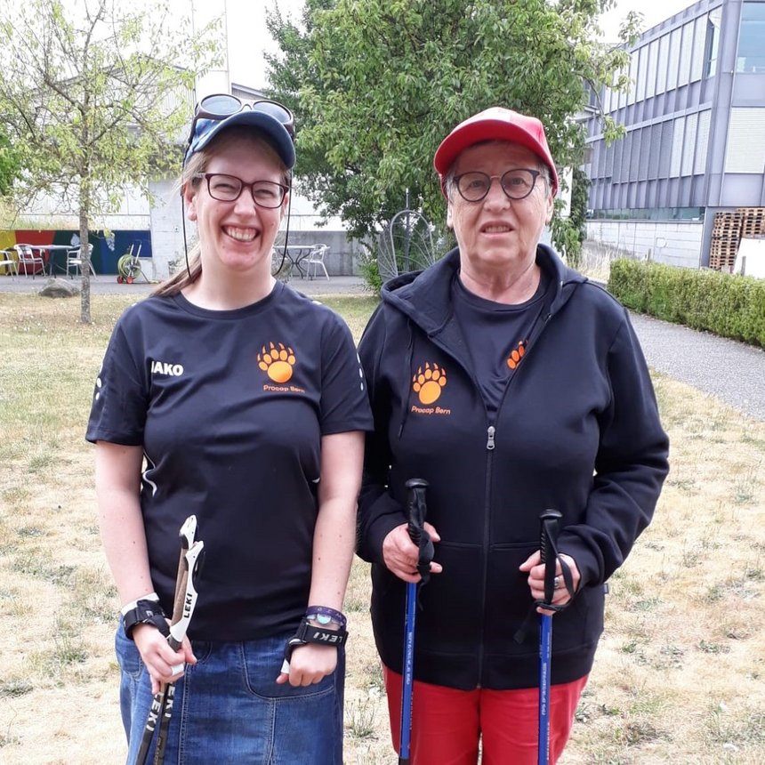 Zwei Frauen des Team Panda mit Walking-Stöcken