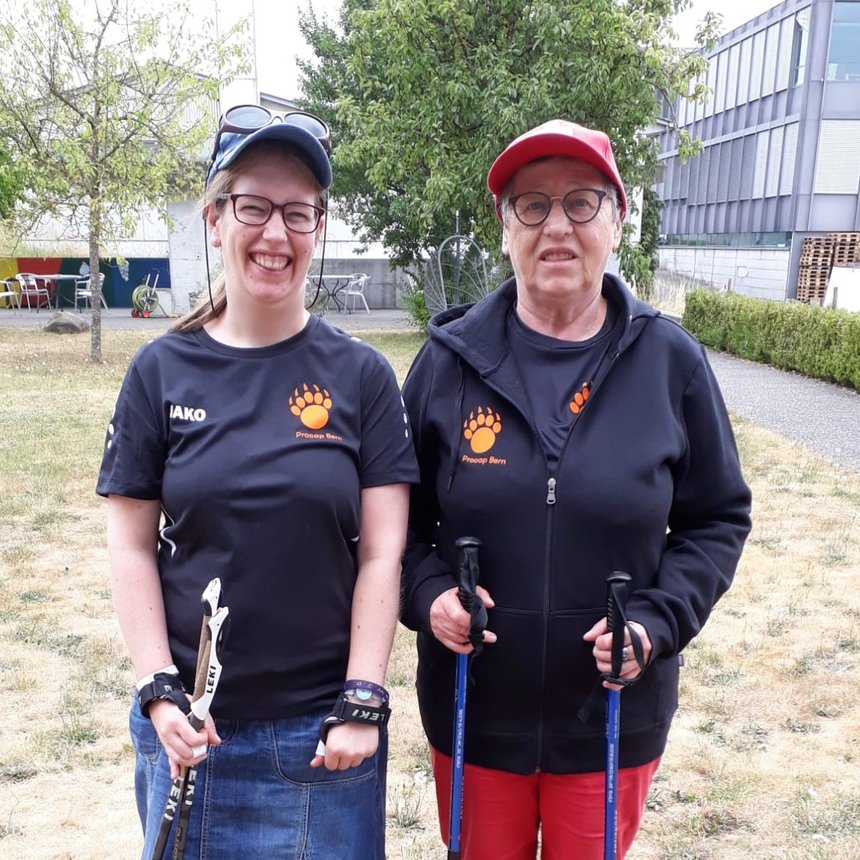 Zwei Frauen des Team Panda mit Walking-Stöcken