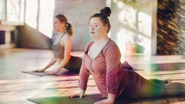 Yogastunde mit einer Teilnehmerin mit Behinderungen