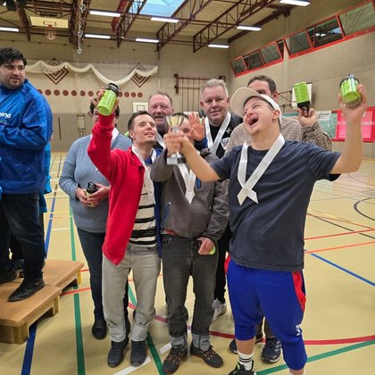 Das Unihockeyteam jubelt.