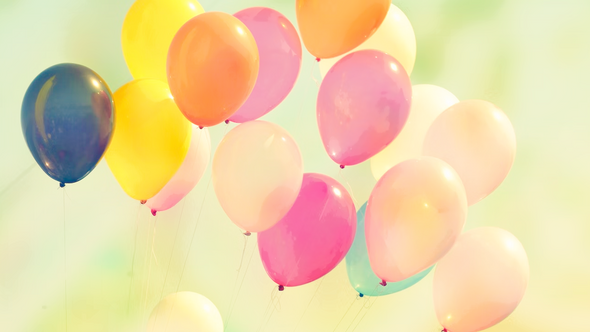 Ein Bouquet aus verschiedenfarbigen Luftballons