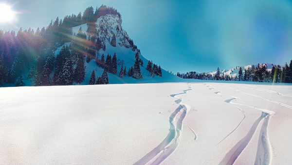 Schneelandschaft mit Spuren von Skis im Schnee