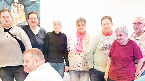 Gruppenfoto von sieben Personen an der Adventsfeier in Langenthal
